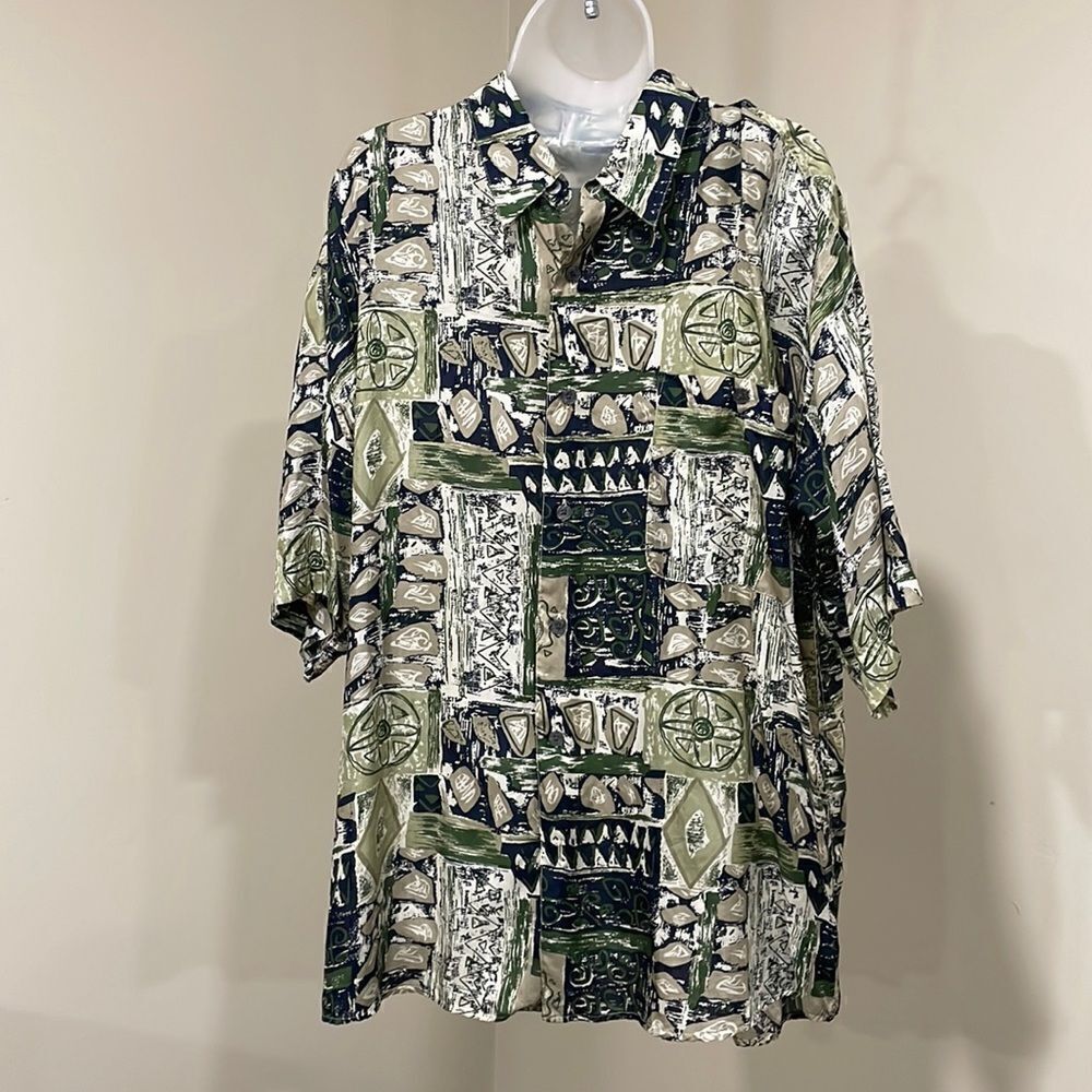 NWOT Summa Button Down Short Sleeve Shirt.  Size L large 100% silk